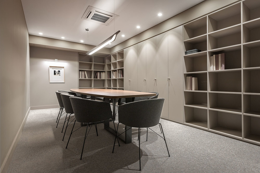 sala de reuniones color neutro