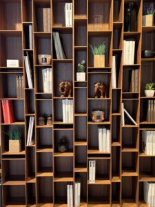 decoracion estanteria showroom